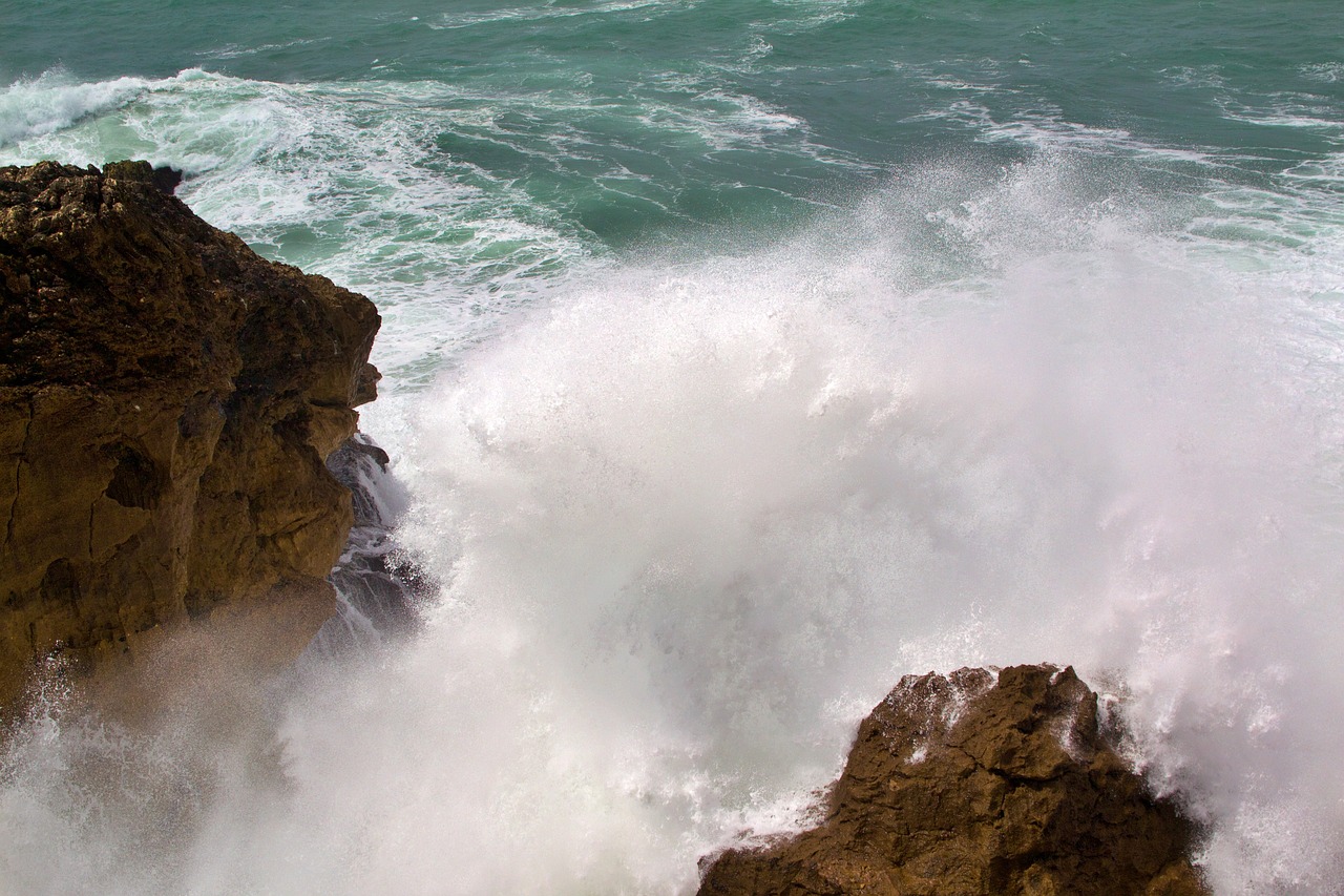 Carro capota na Nazaré, motorista foge e veículo é alvo de furto