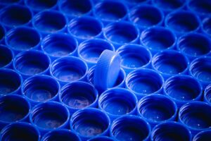 Microplasticos em placas arteriais: estudo revela ligação com AVC, ataque cardíaco e morte