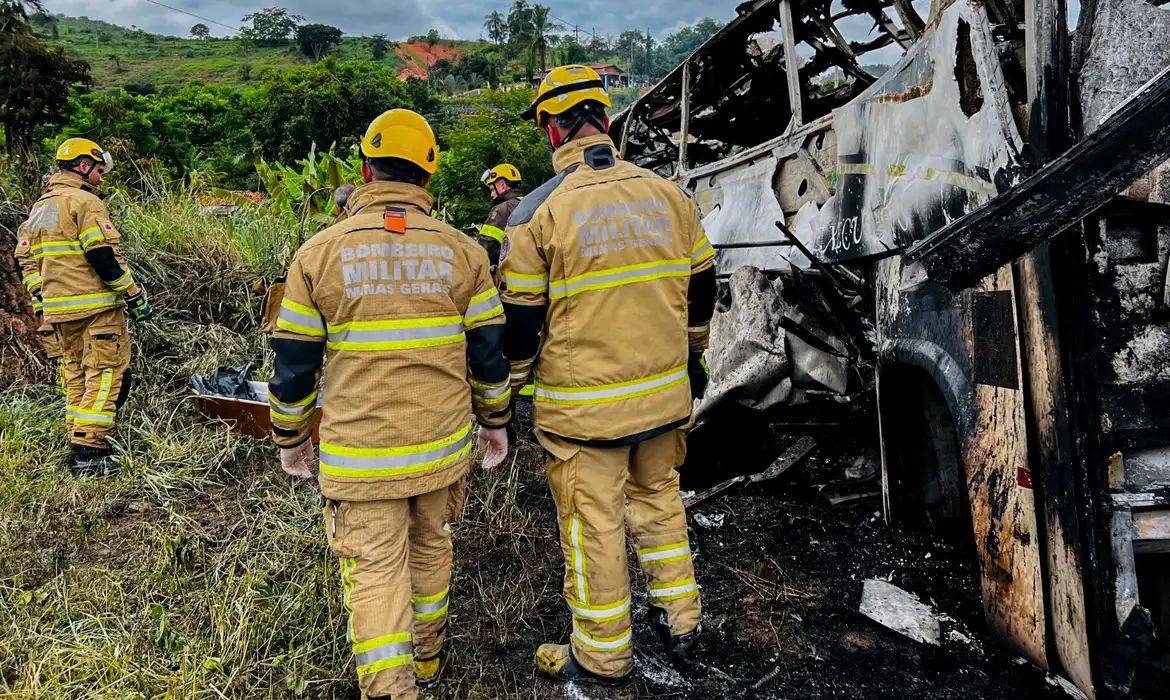 Sobe para 41 número de mortos em acidente em Minas Gerais