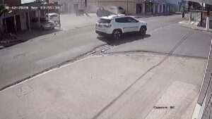 Acidente em Parnamirim: carro capota após colisão e atinge veículo estacionado