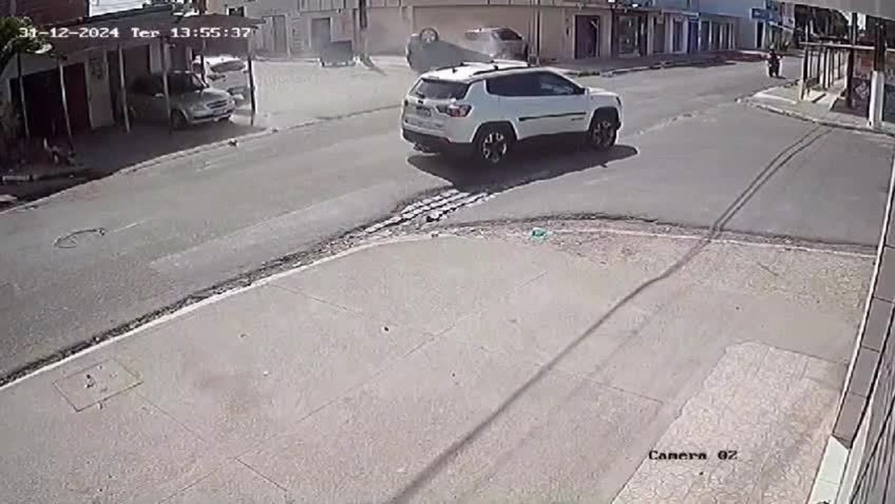 VÍDEO: Carro bate em outro, capota e atinge veículo estacionado na Grande Natal