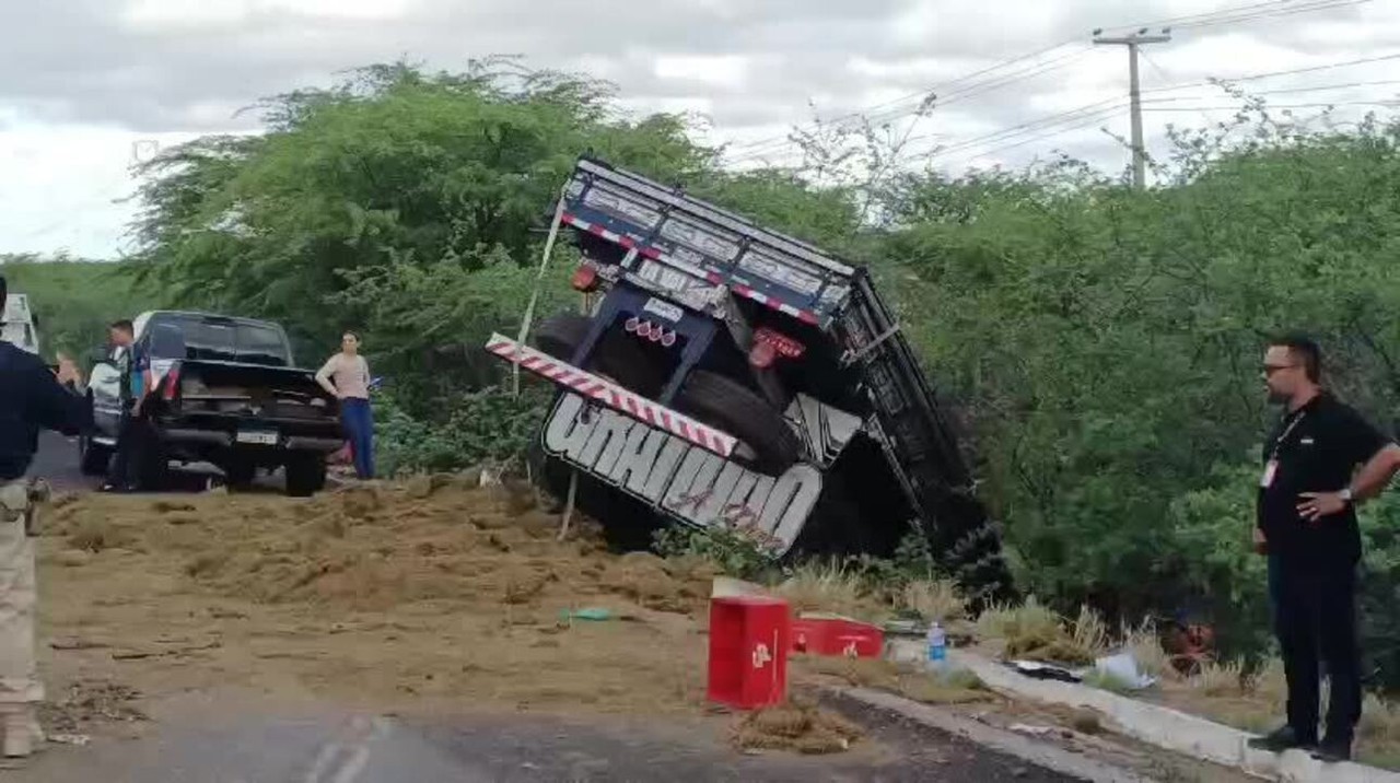 Homem morre em acidente envolvendo três caminhões e um carro na BR-304