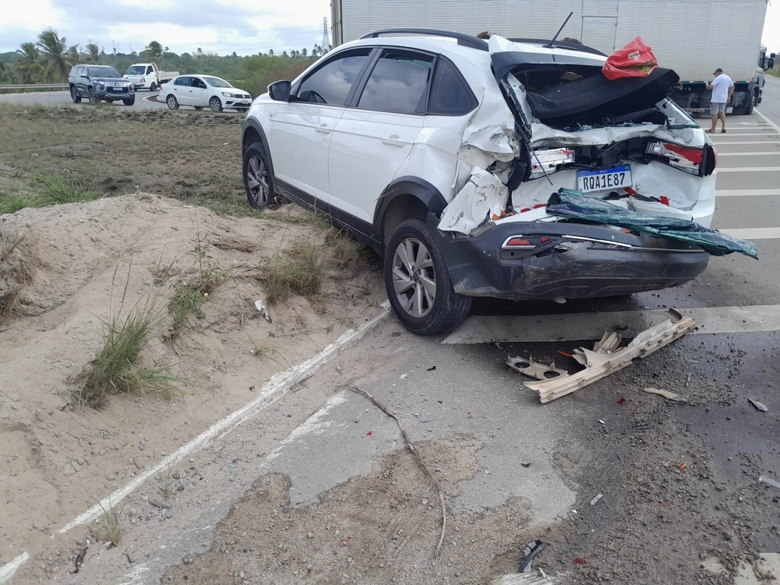 Três pessoas ficam feridas em acidente entre dois carros na BR-304 em Macaíba