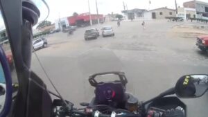 Acidentes na Grande Natal: Motociclista foge da PRF e carro invade lanchonete