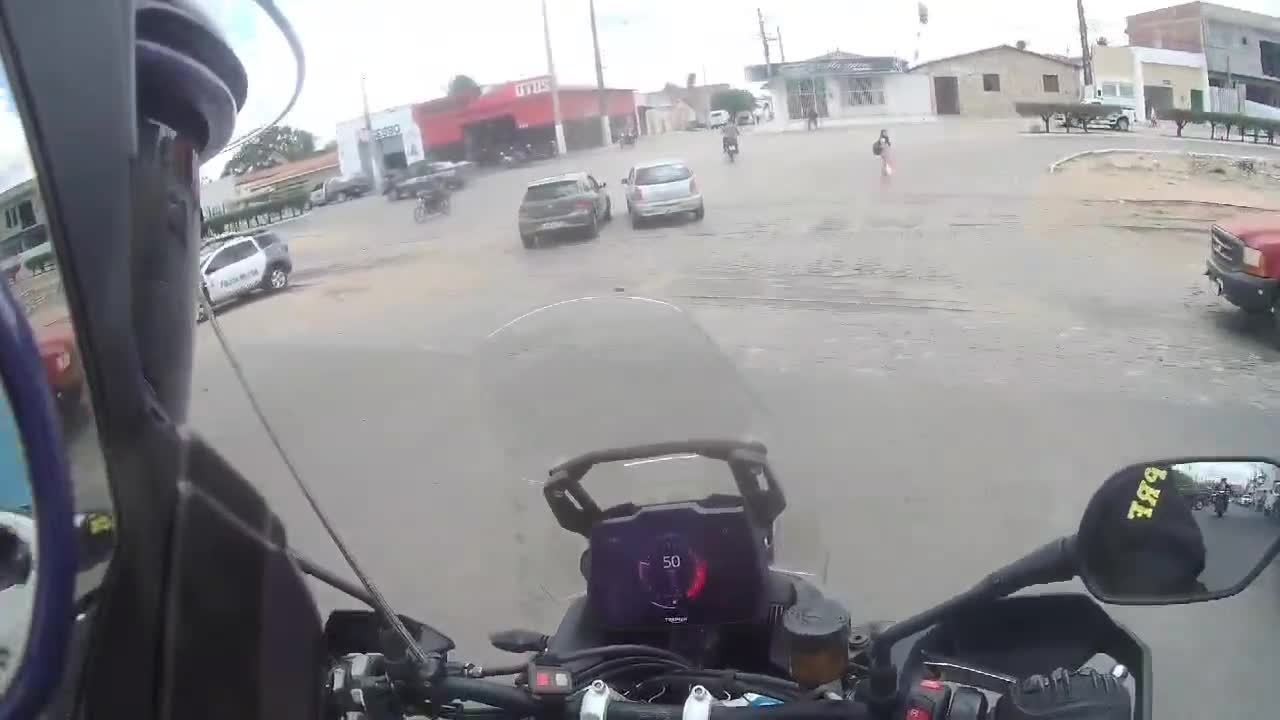 Motociclista em fuga perde controle e bate em portão na Grande Natal; vídeo mostra perseguição policial