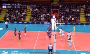 Árbitro sofre queda inusitada após colisão em jogo da Champions League de vôlei