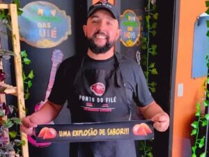 Bar em Curitiba transforma incidente com coxinha explosiva em slogan de ‘explosão de sabor’