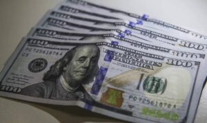 BC intervém no câmbio com leilão de US$ 4 bilhões para conter alta do dólar