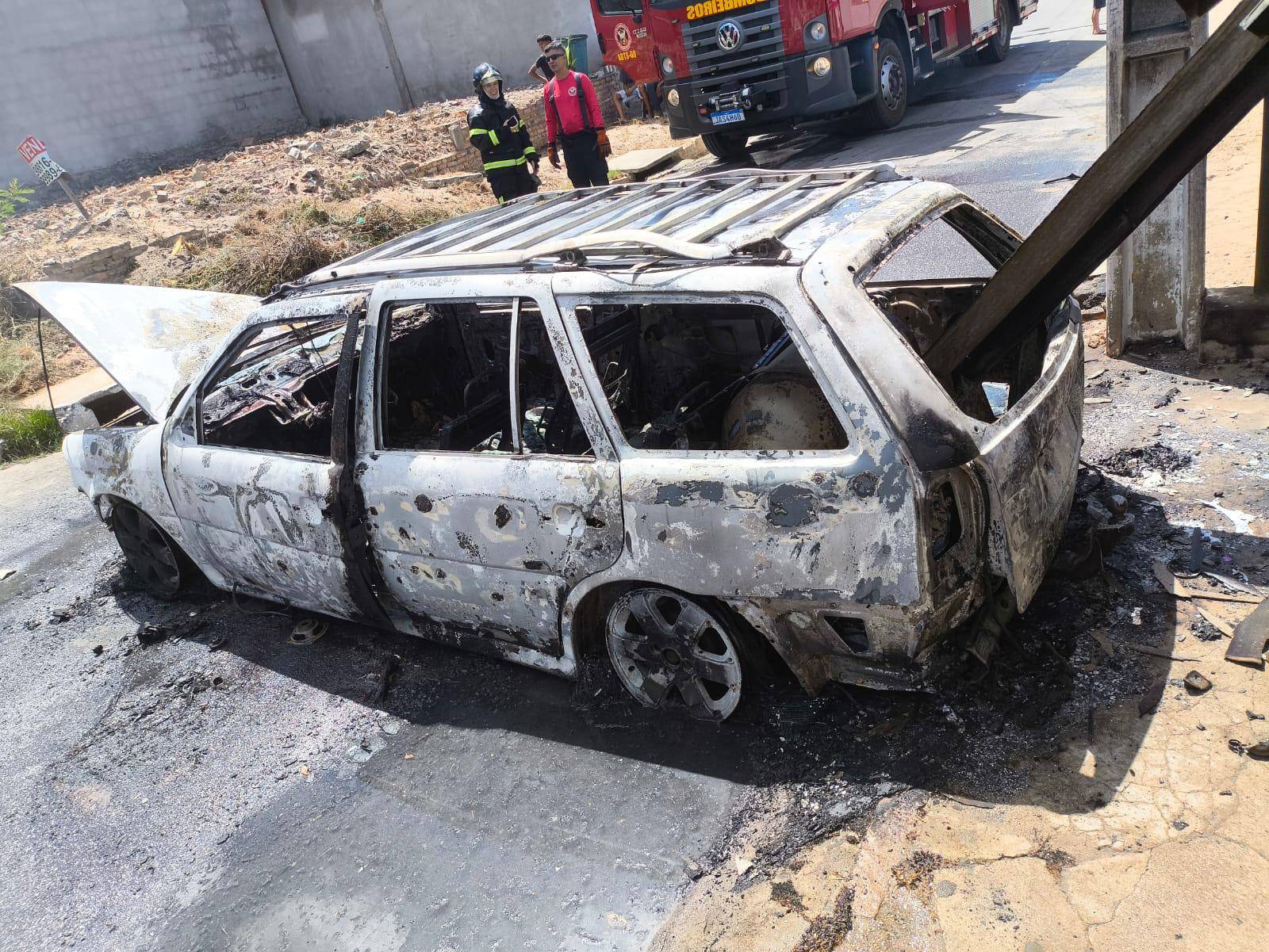 Corpo de Bombeiros do RN combate incêndio veicular em Bom Jesus