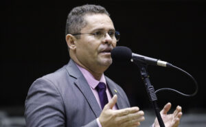 Câmara aprova projeto que criminaliza uso de drones por facções criminosas