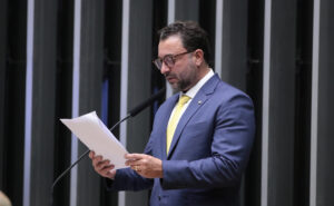 Câmara aprova texto-base de ajuste fiscal com limites de gastos em caso de déficit