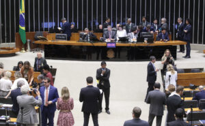 Câmara debate regulamentação da reforma tributária com possível reintrodução de imposto sobre bebidas açucaradas