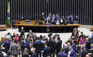 Câmara dos Deputados analisa PEC que restringe abono salarial e altera gastos públicos