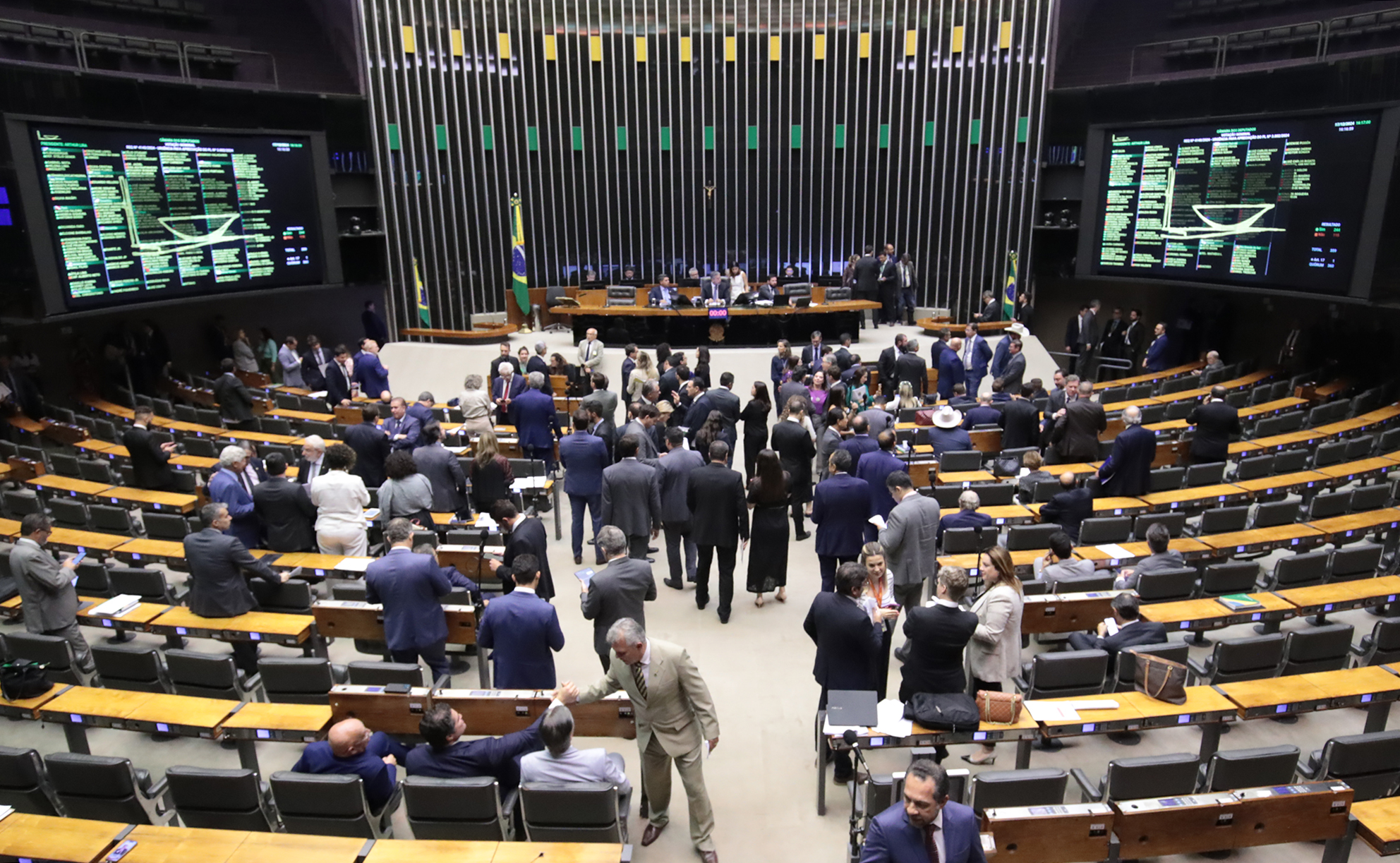 Deputados analisam projeto que regulamenta a reforma tributária; acompanhe