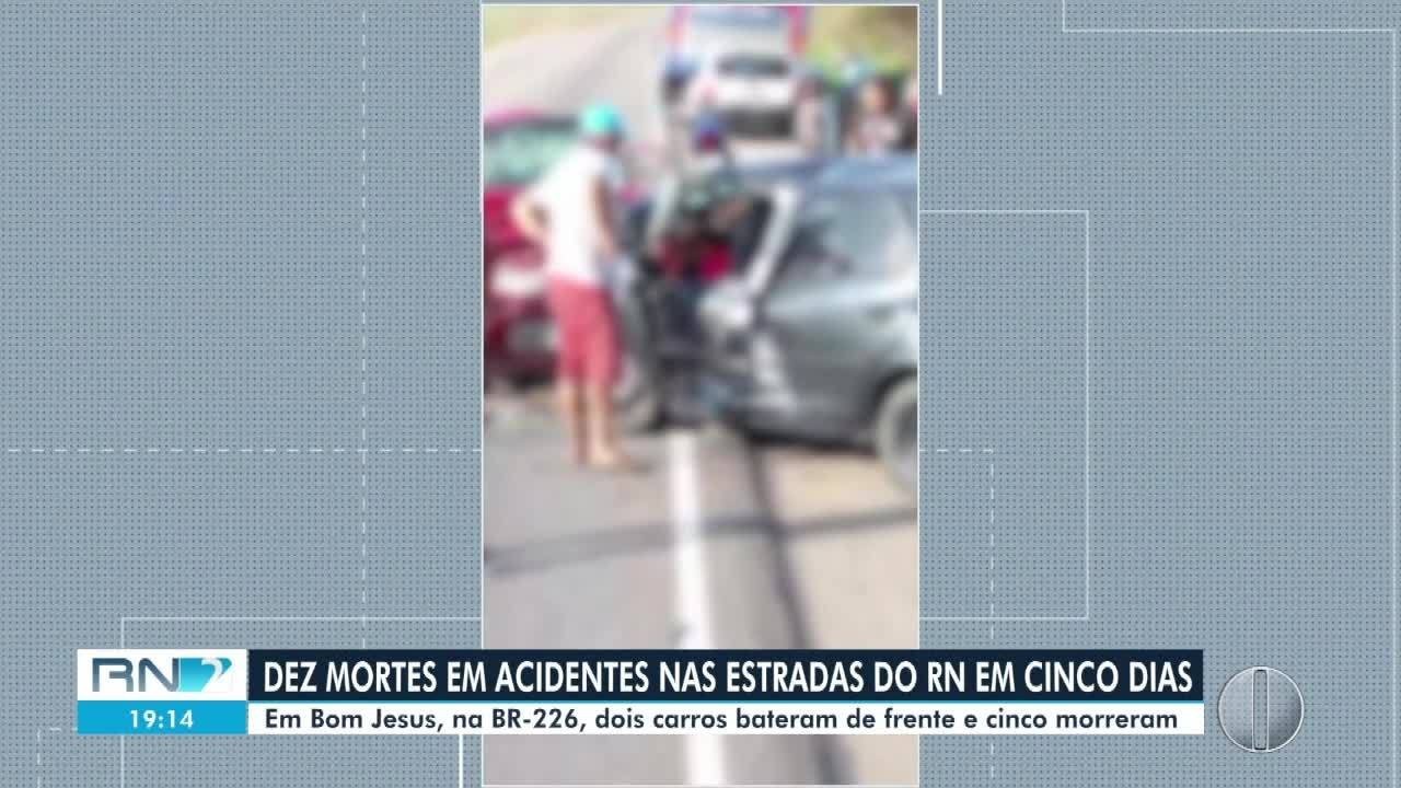 Caminhão sai da pista e capota nas margens na BR-226 no interior do RN