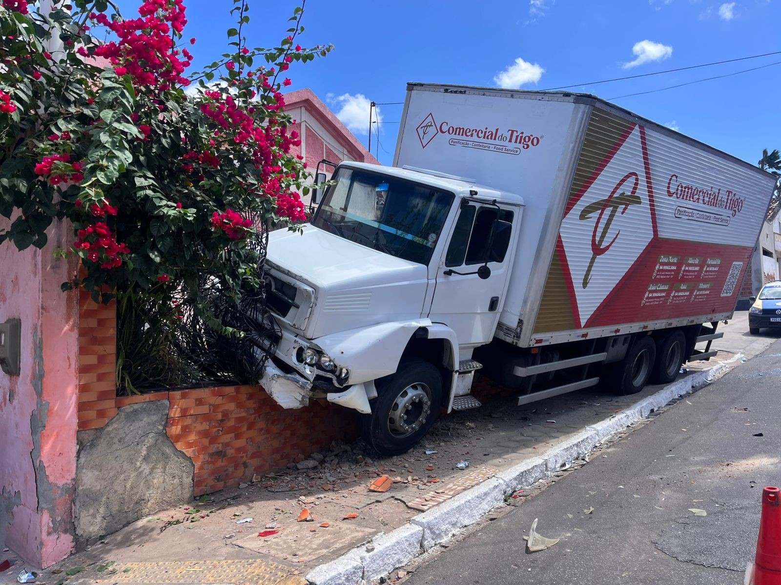 Caminhão perde controle e atinge seis carros e uma casa em Ceará-Mirim