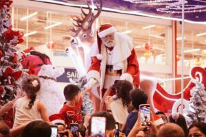 Caravana da Coca-Cola desfila por Natal com presença do Papai Noel
