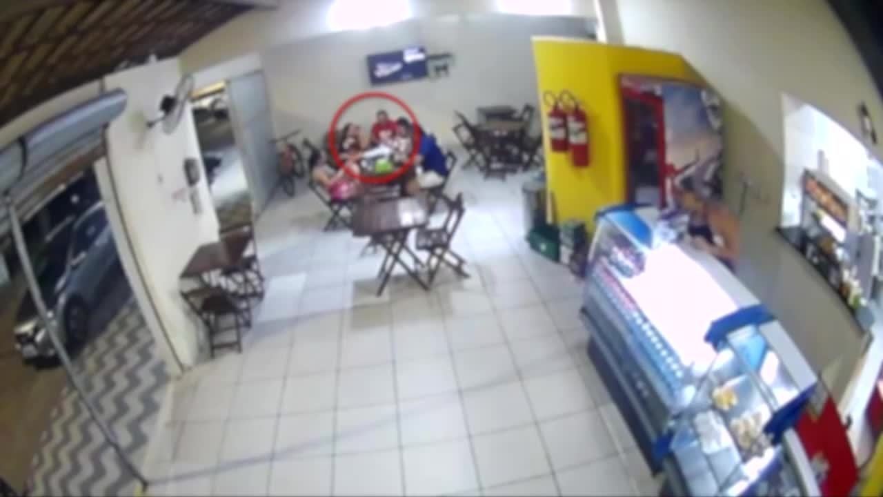 Vídeo mostra momento em que carro invade lanchonete e atropela clientes na Grande Natal; criança de 3 anos teve fratura no fêmur