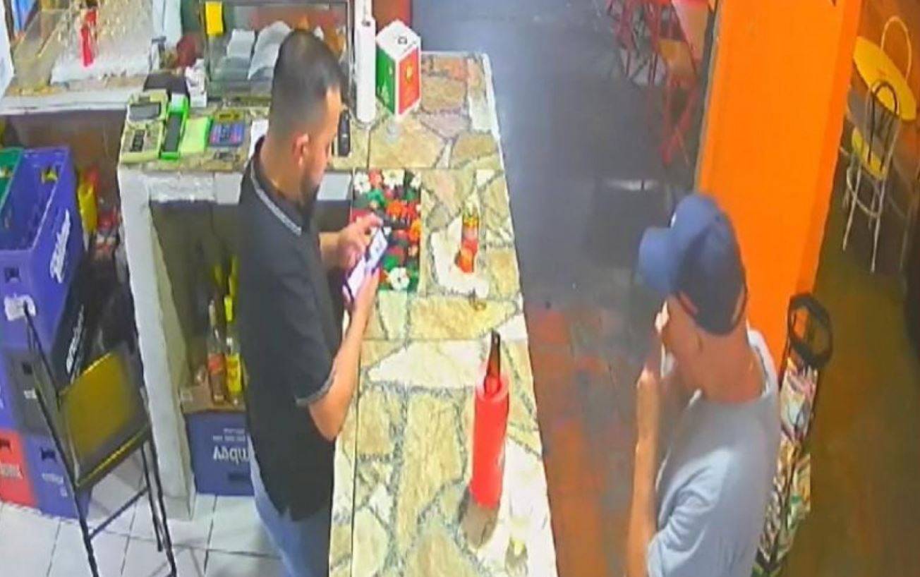 [VÍDEO] Coxinha explode e provoca queimaduras no rosto de homem em bar em Curitiba