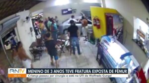 Criança de 3 anos fratura fêmur após carro invadir lanchonete em Parnamirim