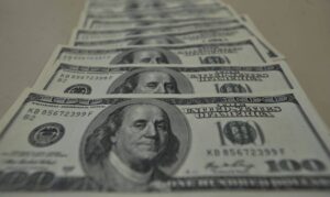 Dólar fecha 2024 com alta de 27,34%, pior desempenho do real desde 2020
