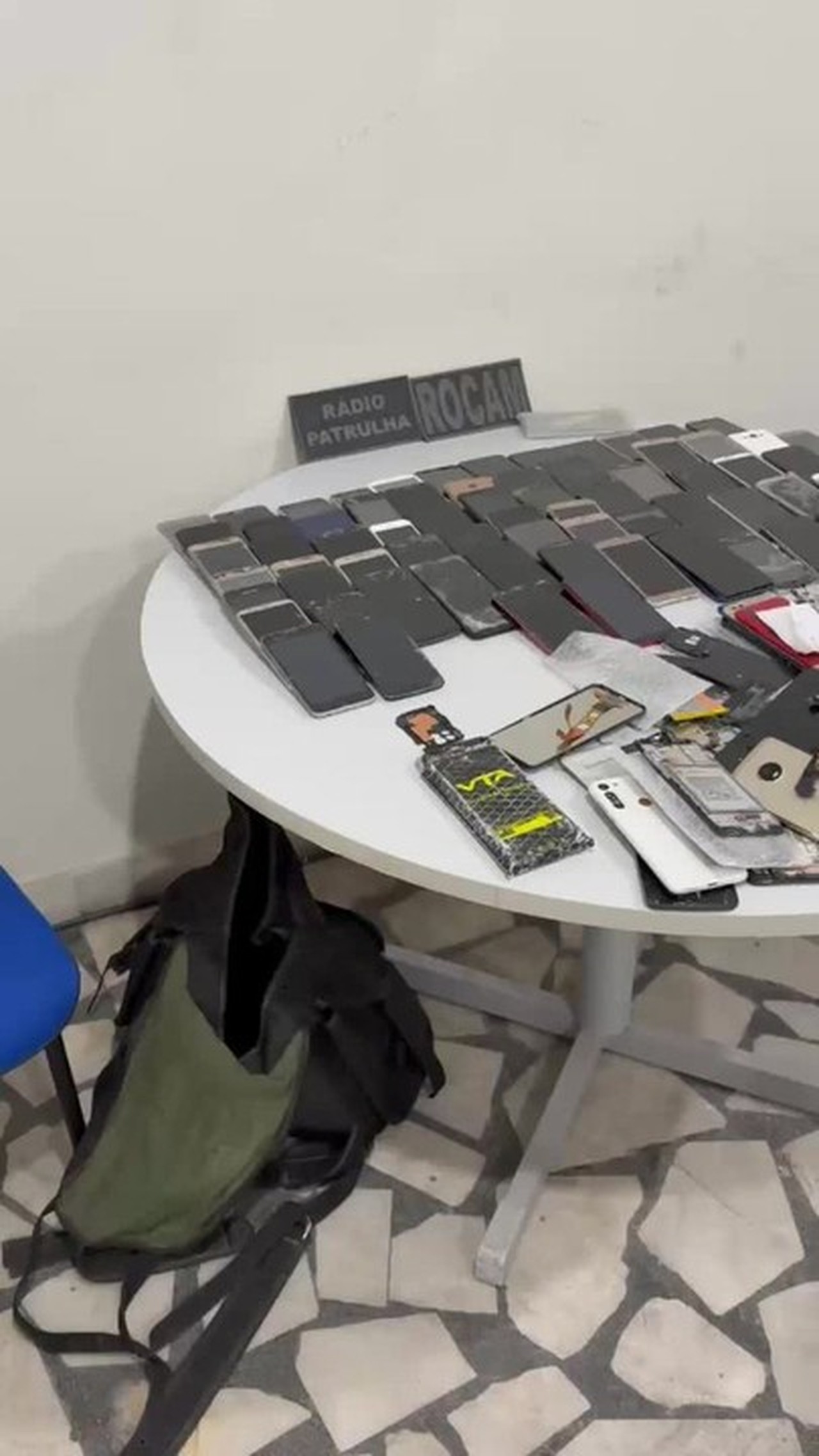 Foragido da Justiça encontrado com mais de 70 celulares furtados dentro de bolsa é preso no RN