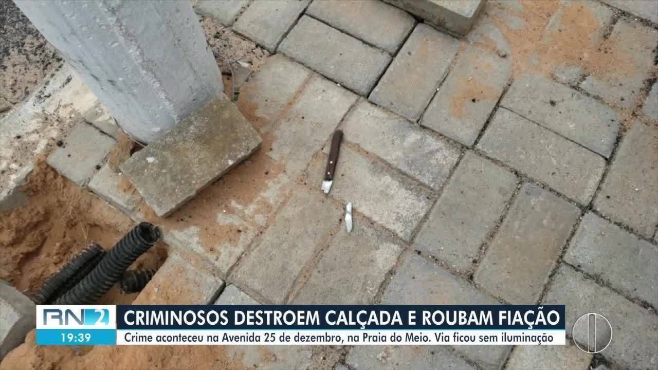 Criminosos furtam fios de postes e deixam rua sem iluminação na Zona Leste de Natal