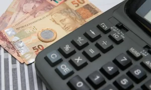 Produto Interno Bruto do Brasil Apresenta Recuo de 0,5% em Outubro, Aponta FGV