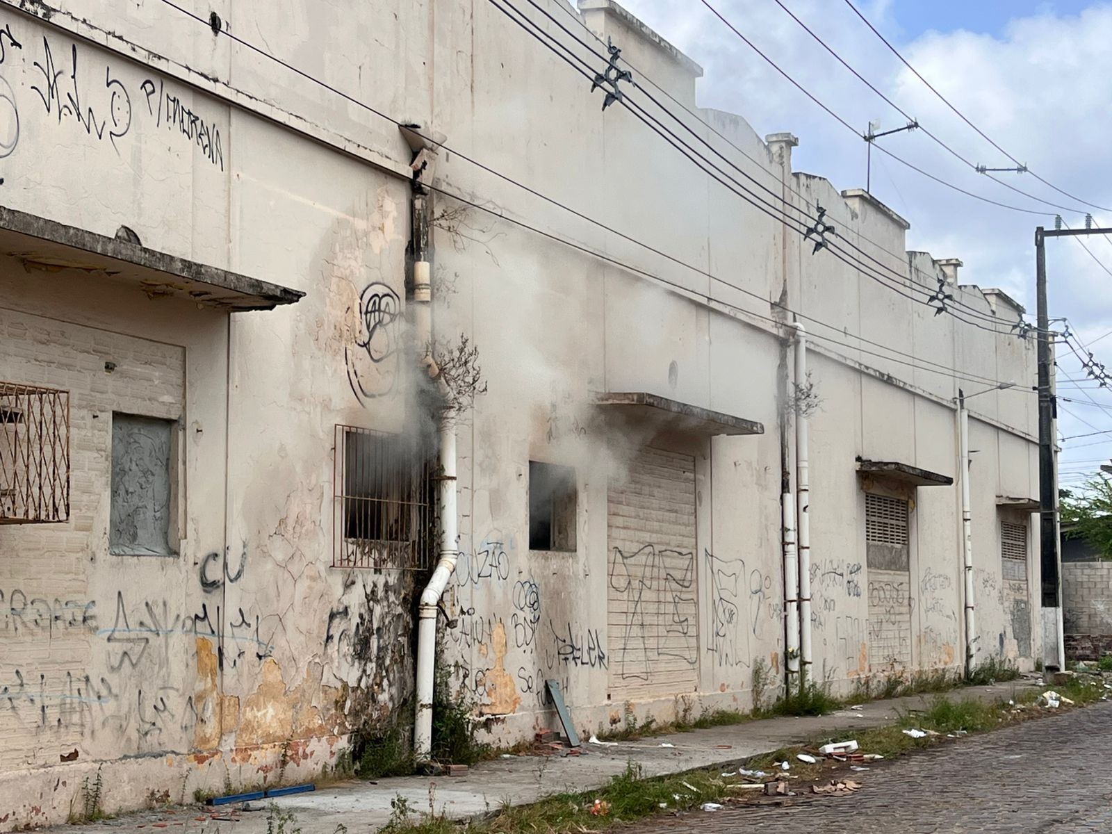 Incêndio atinge depósito na Zona Leste de Natal