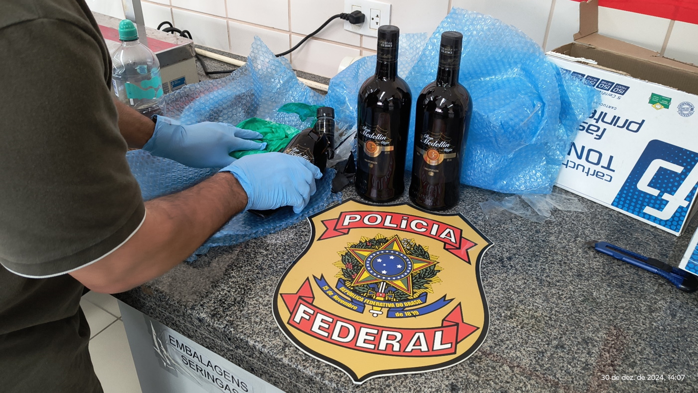 Homem é preso em aeroporto de São Gonçalo tentando embarcar com cocaína escondida em garrafas de rum