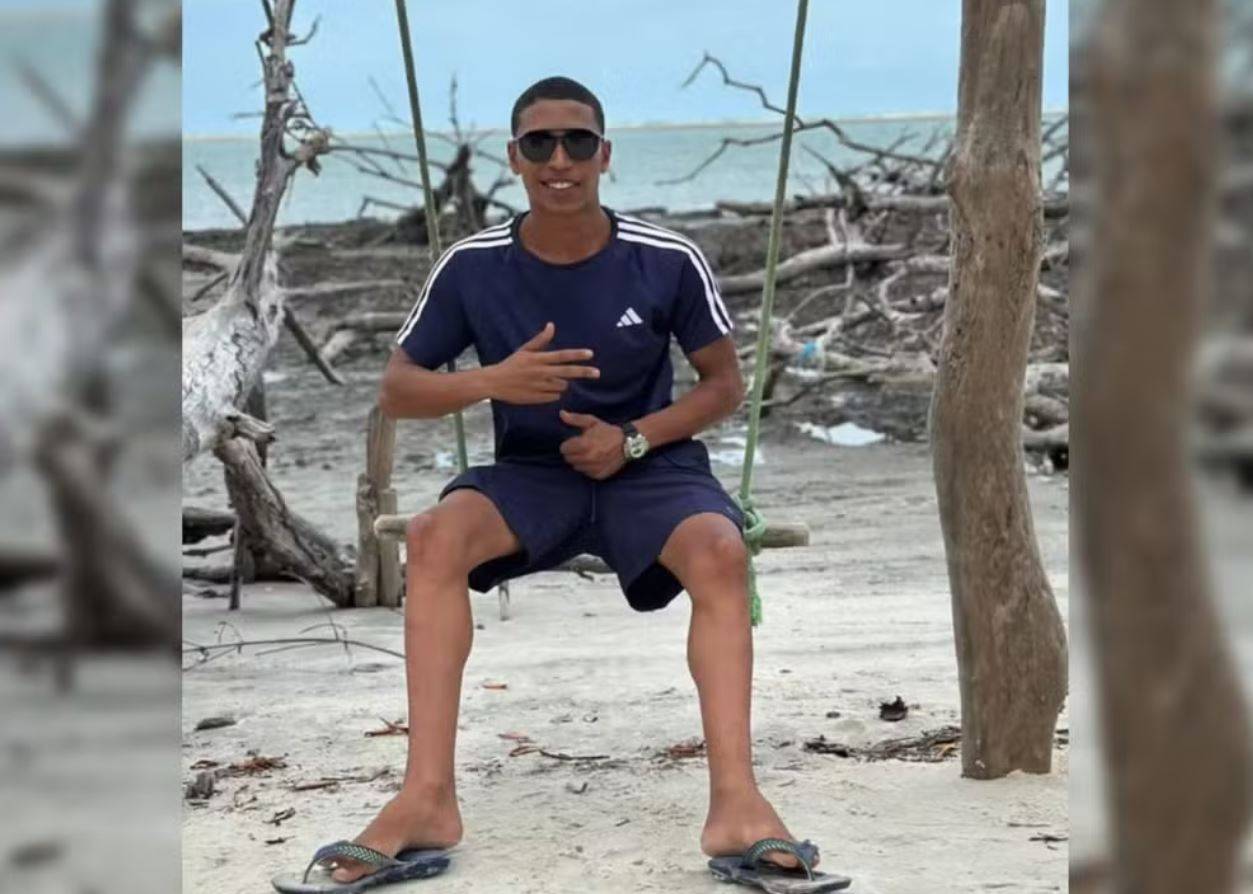 Turista é encontrado morto em Jericoacoara; pai acredita que filho foi assassinado por fazer gesto de facção em foto sem saber