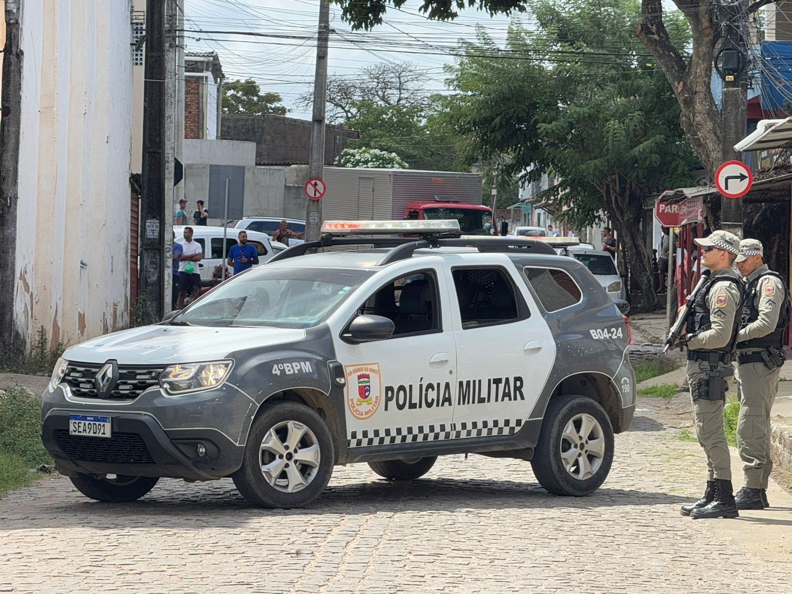 Bandidos assaltam loja e invadem casas para fugir da polícia na Zona Norte de Natal