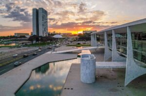 Moedas de desejos nos espelhos d’água do Planalto e Alvorada serão destinadas ao Tesouro Nacional
