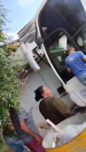 Ônibus desgovernado atinge estabelecimento comercial em Carnaúba dos Dantas, RN