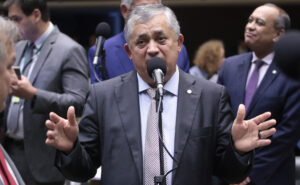 Pacote de Ajuste Fiscal deve ser votado na Câmara até quinta-feira, afirma líder do governo
