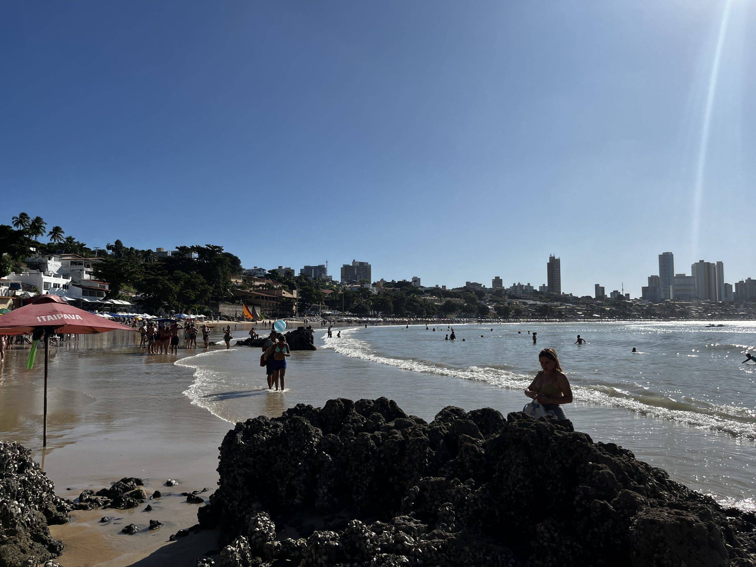 Praias de Ponta Negra e Areia Preta têm trechos impróprios para banho