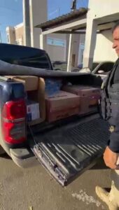 PRF apreende carga de cigarros contrabandeados e prende casal na BR-406 em Macau (RN)