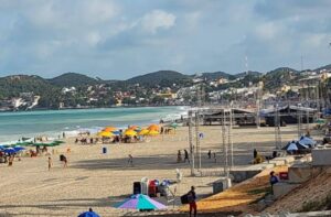 Réveillon em Ponta Negra: montagem da estrutura foca em acessibilidade e fogos silenciosos