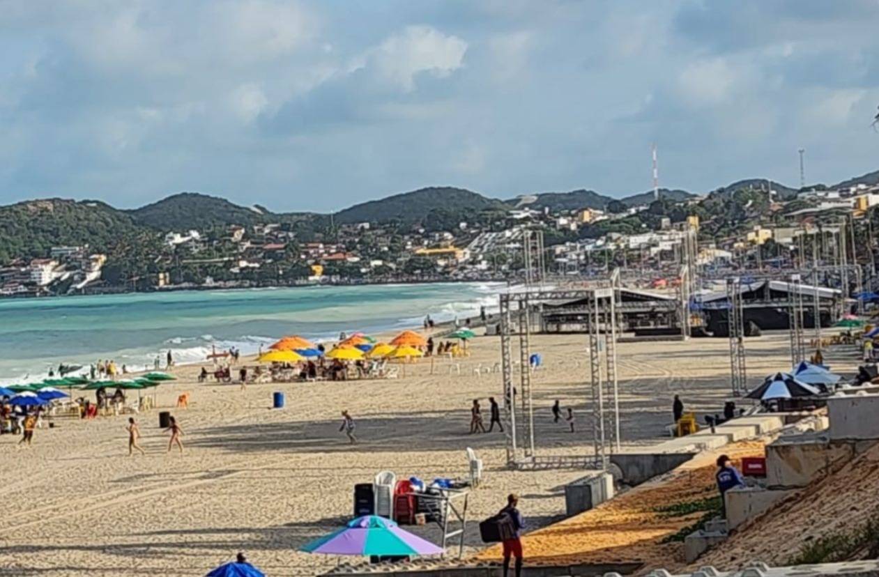 Estrutura do Réveillon em Ponta Negra começa a ser montada