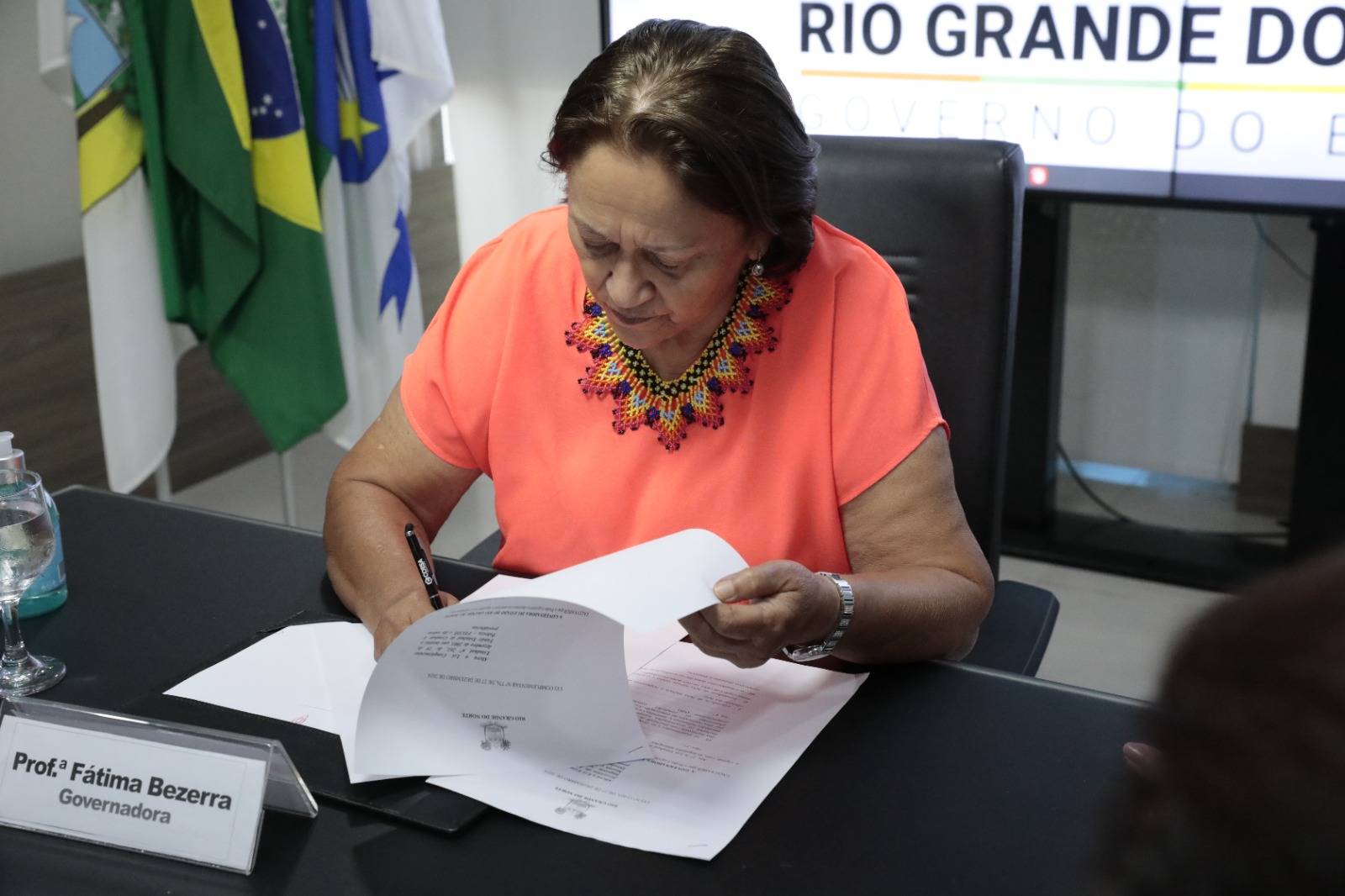 Fátima sanciona leis com cobrança de IPVA para carros elétricos e taxação extra para refrigerantes e cosméticos