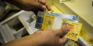 Mercado financeiro projeta inflação de 4,99% e dólar a R$ 6 em 2025, aponta BC