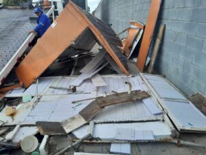 Trailer de lanches destruído após colisão com carro em Parnamirim