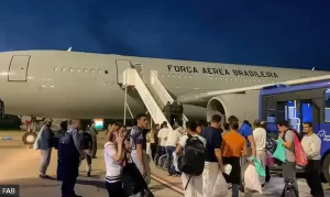 Brasil recebe segundo voo com brasileiros deportados dos EUA; maioria é jovem