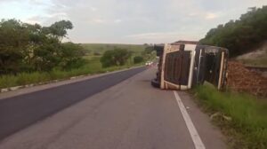 Caminhão tomba na BR-101 em Arez e interdita parcialmente a via