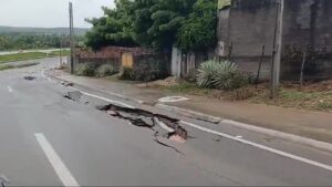 Marginal da BR-101 em São José de Mipibu (RN) é danificada por fortes chuvas e buracos se abrem