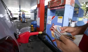 Natal sente no bolso: Preço da gasolina comum dispara 10,35% em fevereiro, aponta Procon