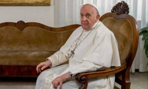 Papa Francisco mostra sinais de melhora em quadro de pneumonia e mantém apelo pela paz