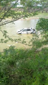 PM Resgata Mãe e Filhas Após Carro Cair em Lago na Região de Macau (RN)