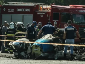 Queda de avião bimotor em São Paulo mata piloto e advogado; destroços atingem via e ferem pedestres