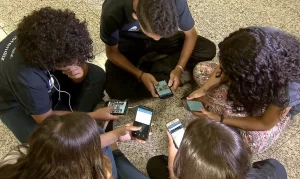 Uso de celulares em escolas será restringido em 2025: veja as novas regras